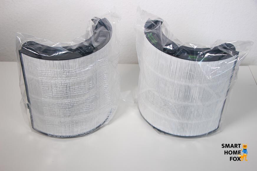 Фильтрующие элементы Dyson Purifier Cool завернуты в защитную пленку и стоят на столе.